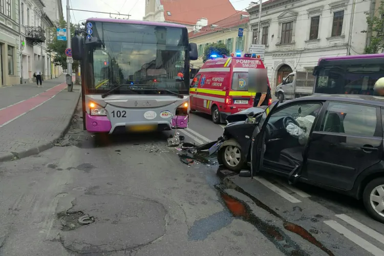 Accident între un autobuz și un autoturism pe Bulevardul 21 Decembrie 1989