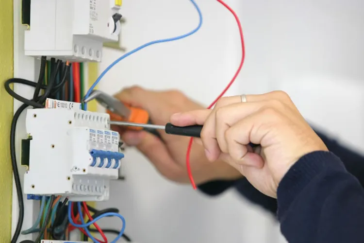 Absolvent de profesională e ofertat cu 4.000 de lei brut, iar un absolvent de facultate cu 2.230 de lei brut