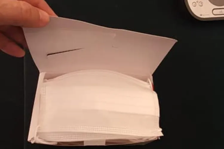 Iohannis a promulgat legea prin care mai multe categorii de persoane primesc măști de protecție gratuite