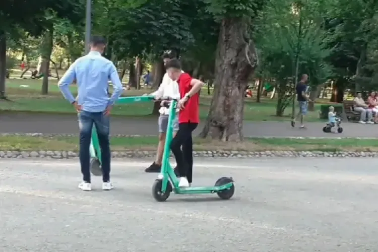 Trotinetele Bolt, noua distracție a puștilor din Cluj-Napoca. Fac drifturi în parc - VIDEO