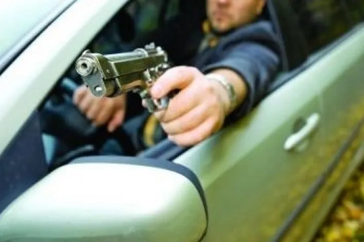 Un șofer a scos pistolul în Cluj-Napoca și a amenințat un alt conducător auto. Altercație în Dâmbu Rotund