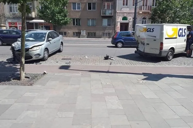 Dubă de la livrări implicată într-un accident pe strada Horea. Pe Horea se circulă cu viteză - FOTO