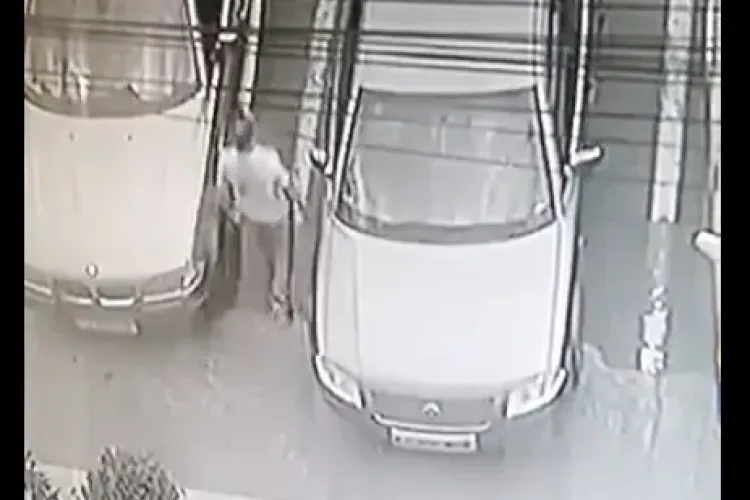 Cluj: Profesor de muzică zgârie mașinile din parcare - VIDEO