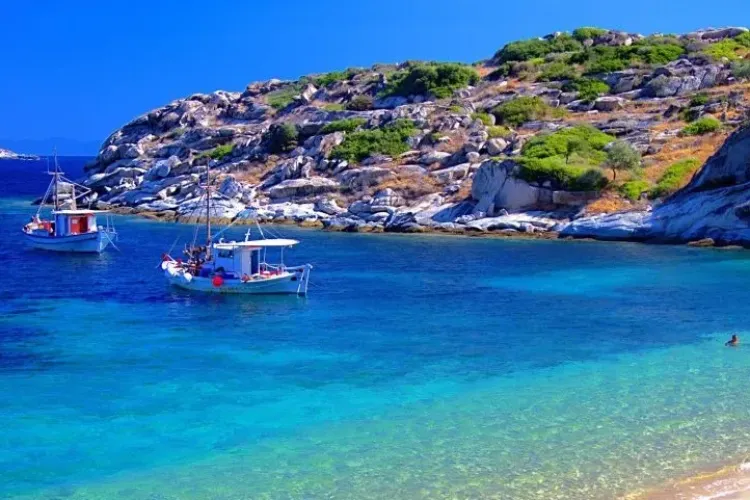 Grecii au introdus noi reguli pentru a le permite turiștilor să intre în țară! Trebuie să vină cu testul COVID-19 deja făcut