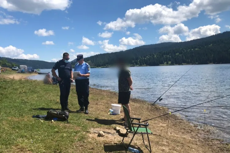 Controale la Beliș. Polițiștii i-au vizat pe cei care pescuiesc și navighează ilegal pe lac FOTO
