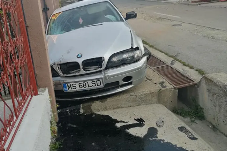 Accident în Dâmbu Rotund! Au intrat în poarta unei case cu BMW -ul și au fugit / UPDATE: Șoferul era beat