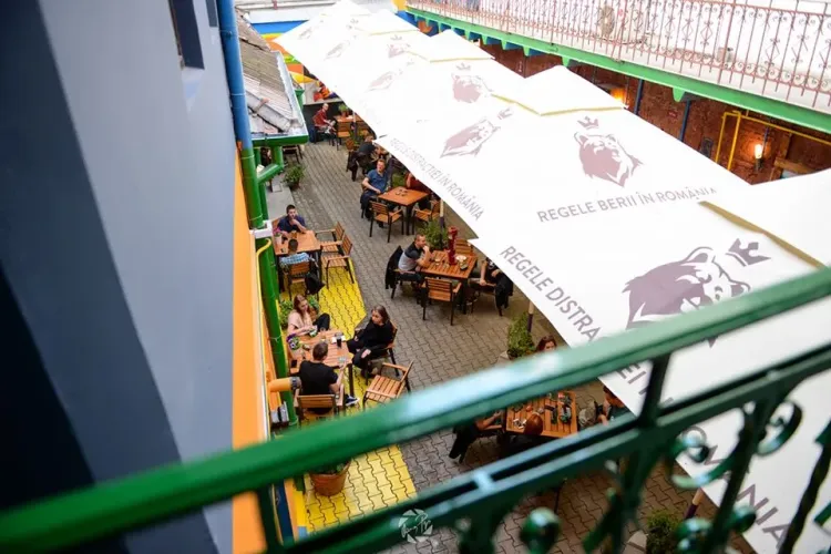 Mesajul unui patron de terasă din centru către un client care rupe colacul de la WC: Te vom prinde și te vom civiliza    