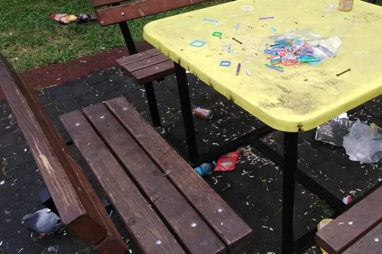 Așa arată locul de joacă din Gheorgheni de pe Aleea Lăcrămioarelor. Copiii se joacă printre gunoaie - FOTO