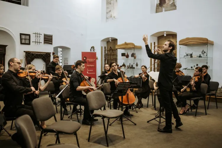 O orchestră din Cluj atacă COVID-ul cu muzica clasică. Concert caritabil în curtea Spitalului Municipal Cluj-Napoca