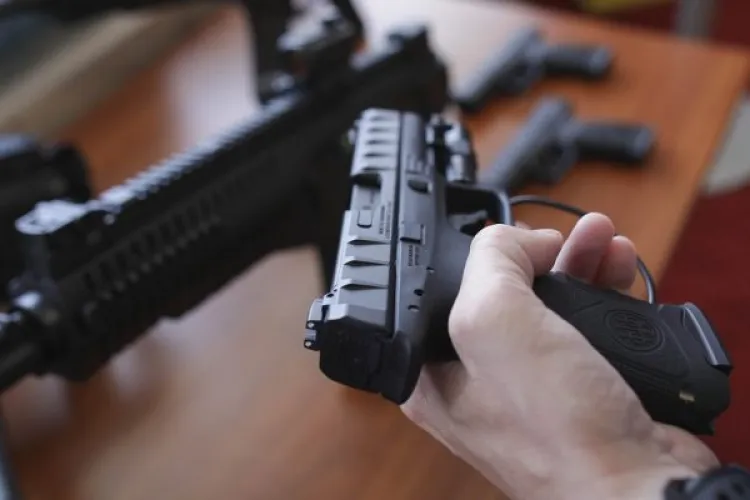 Polițiștii primesc 25.000 de pistoale noi, marca Beretta