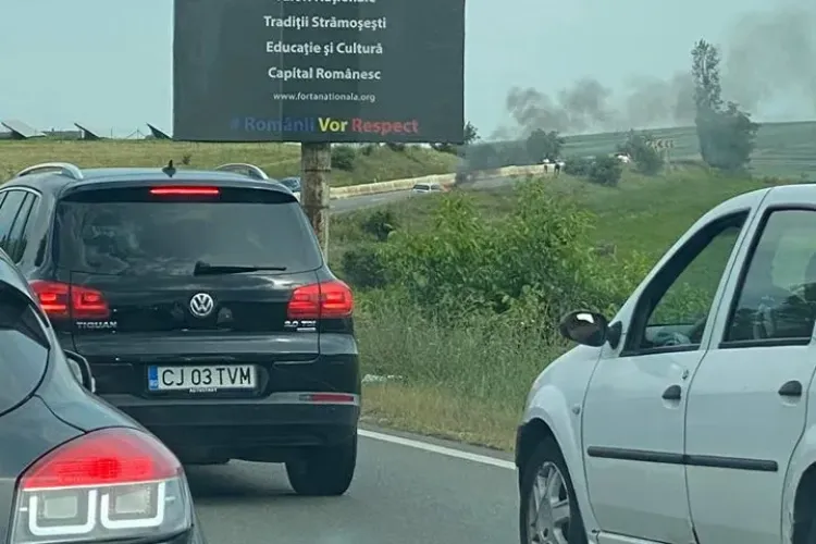 O mașină a luat foc pe drumul Cluj-Napoca - Turda - VIDEO