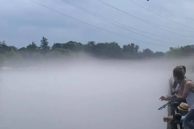 ”Fierbe” Someșul la Cluj. Fenomen rar întâlnit - Galerie FOTO