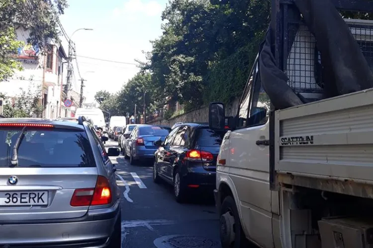 Orașul e gol, dar strada Clinicilor este blocată zilnic. Care este problema - FOTO
