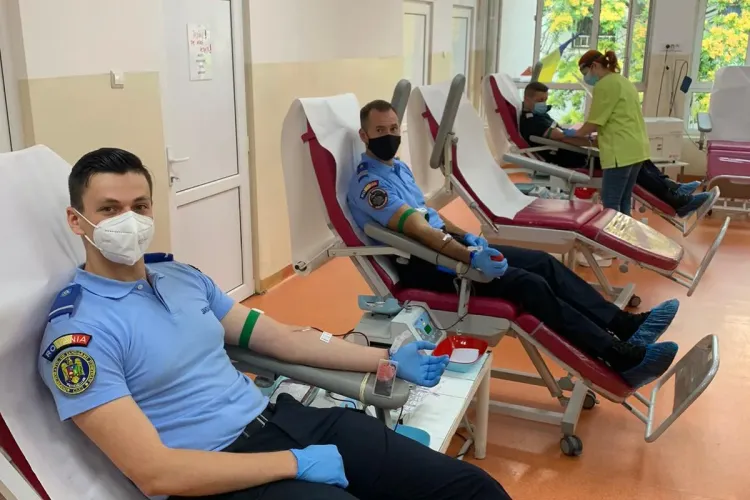 Jandarmii din Cluj au mers să doneze sânge și îi îndeamnă pe clujeni să facă la fel