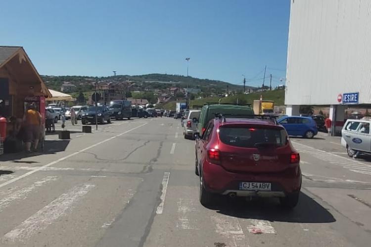 Trafic de coșmar pe Bulevardul Muncii! La Auchan Iris șoferii sunt blocați cu orele, în parcare - FOTO