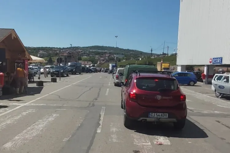 Trafic de coșmar pe Bulevardul Muncii! La Auchan Iris șoferii sunt blocați cu orele, în parcare - FOTO