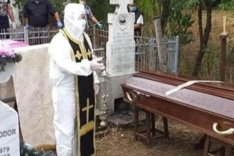 Poza zilei! Un preot a mers la înmormântare în combinezon anti-COVID FOTO	