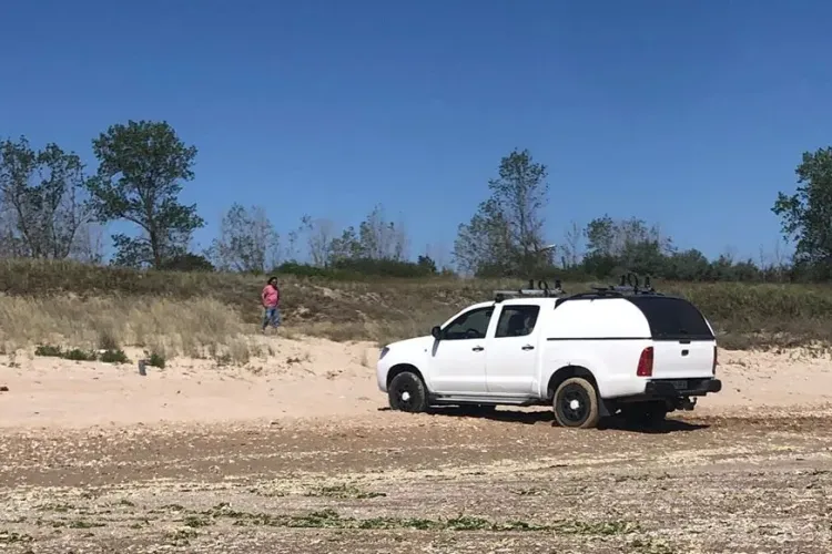 Ghicitoare! Pe o plajă pustie din Bulgaria apare o mașină de teren. Singura! Ce naționalitate are șoferul? - VIDEO