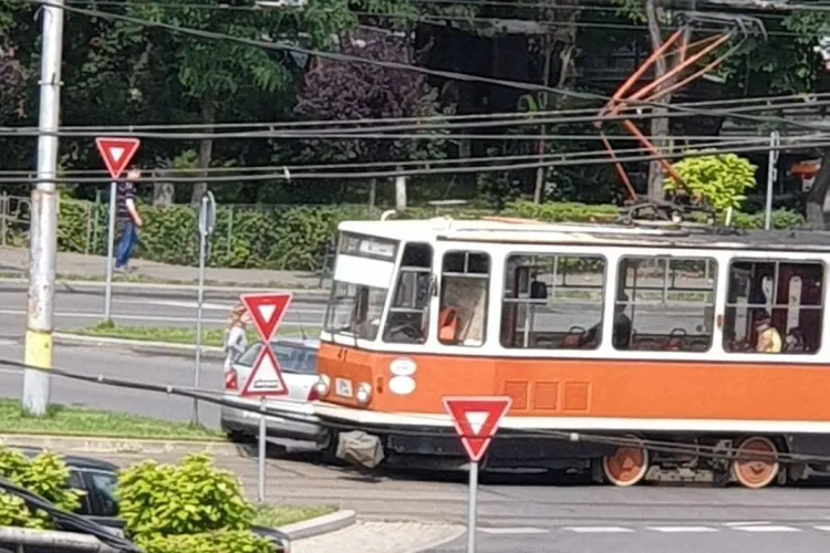 Accident între un tramvai și o mașină în Mănăștur FOTO