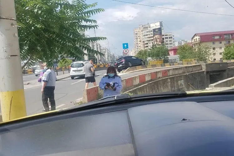 Accident în Mărăști. Un șofer aproape a zburat cu mașina de pe pod FOTO