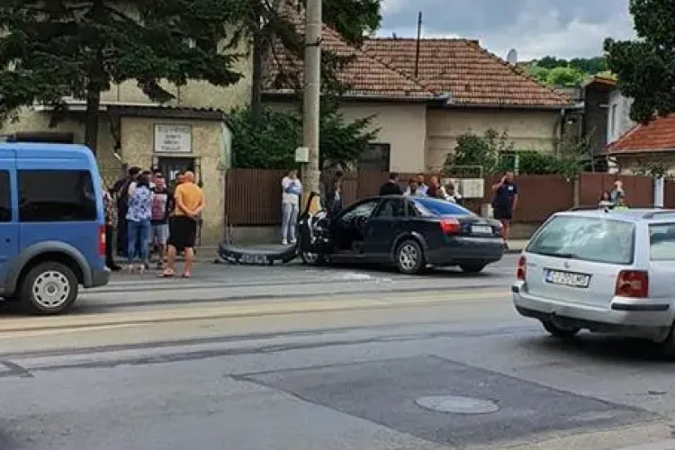 Accident grav pe strada Oașului! Un șofer a intrat cu mașina în stâlp FOTO