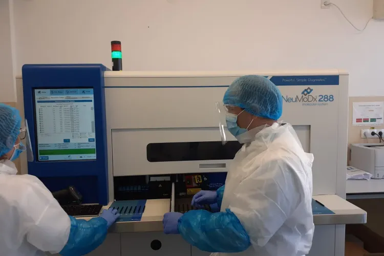 Asimptomaticii au aceeaşi cantitate de virus ca cei simptomatici. În România au fost externați sute de asimptomatici la cerere   