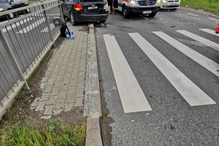 Accident cu 3 victime la Vâlcele. Un șofer și-a făcut BMW-ul praf FOTO