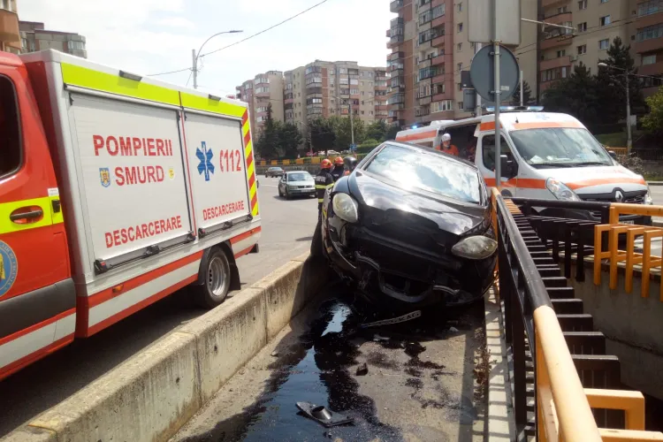 Accident la podul Mărăști!  A greșit ieșirea și a ajuns pe zona pietonilor - FOTO