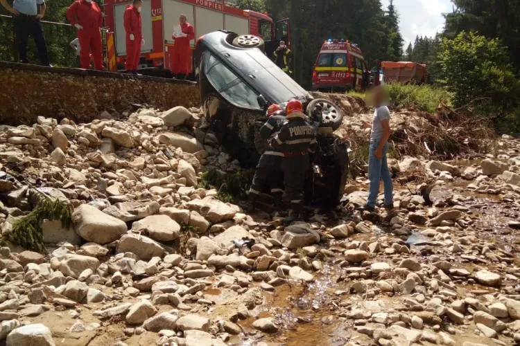 Accident grav la Călățele. Un șofer  a scăpat ca prin minune după ce s-a răsturnat cu mașina în albia râului FOTO