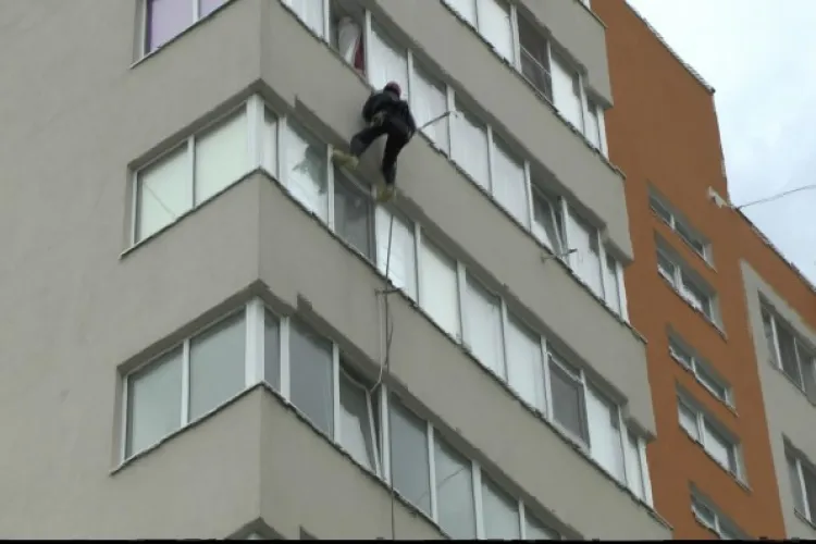 ”Spiderman de Mănăștur!”. Bărbat suspect observat pe strada Negoiu, escaladând un bloc. A urcat pana la etajul trei  