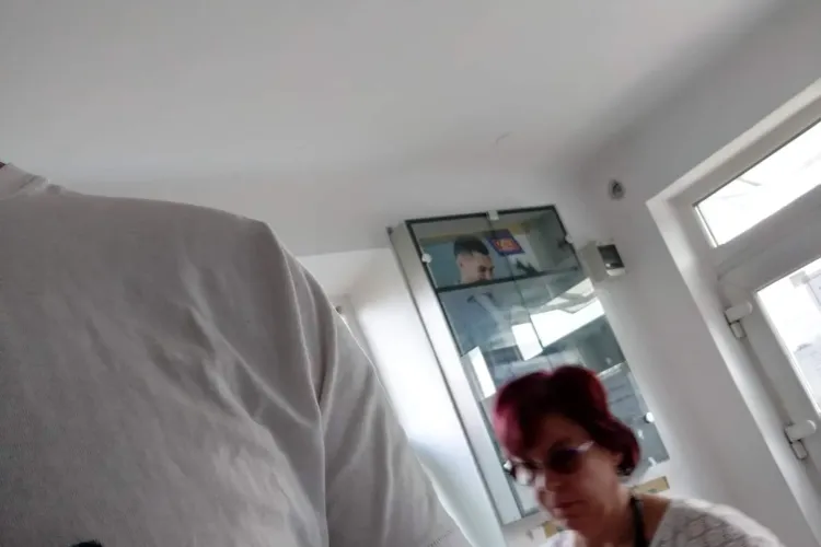 La oficiul poștal Apahida nimeni nu poartă masca de protecție - FOTO