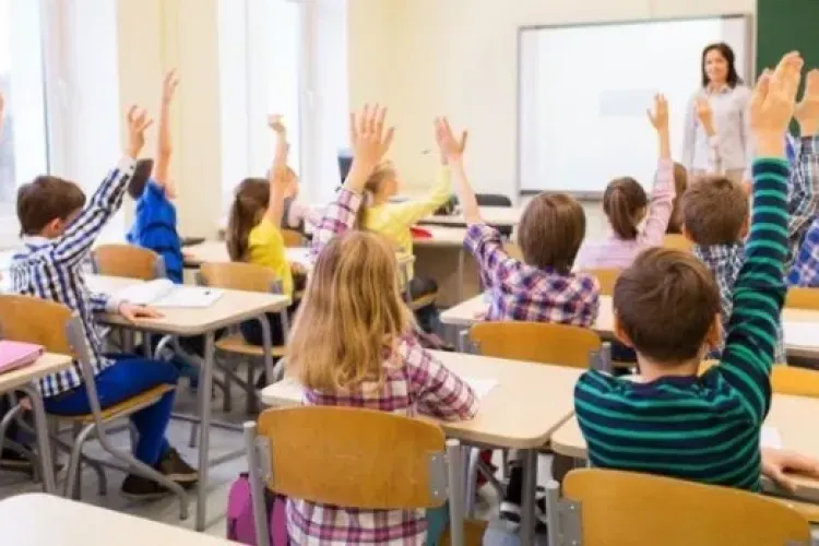 Școlile din Cluj decid singure dacă pot începe școala fizic. Ce alte variante sunt   