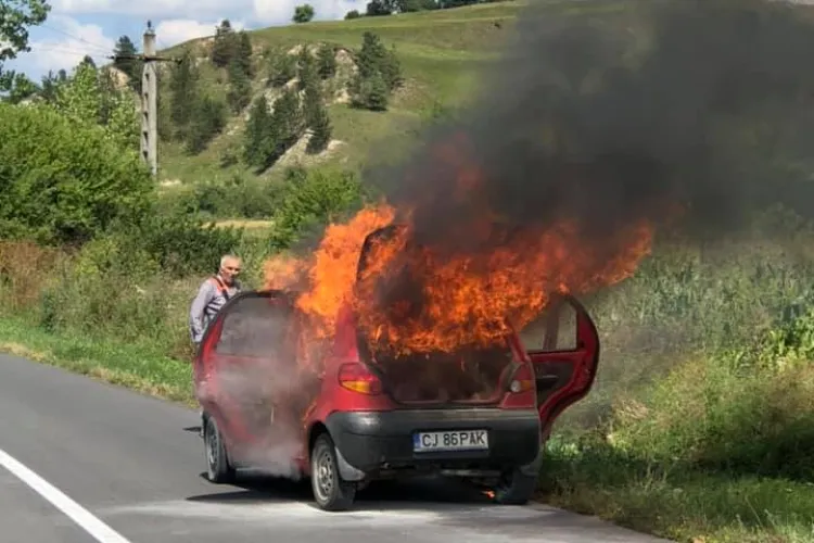 Cluj: Acest șofer a dat foc vegetației, iar focul i-a cuprins și mașina - FOTO   