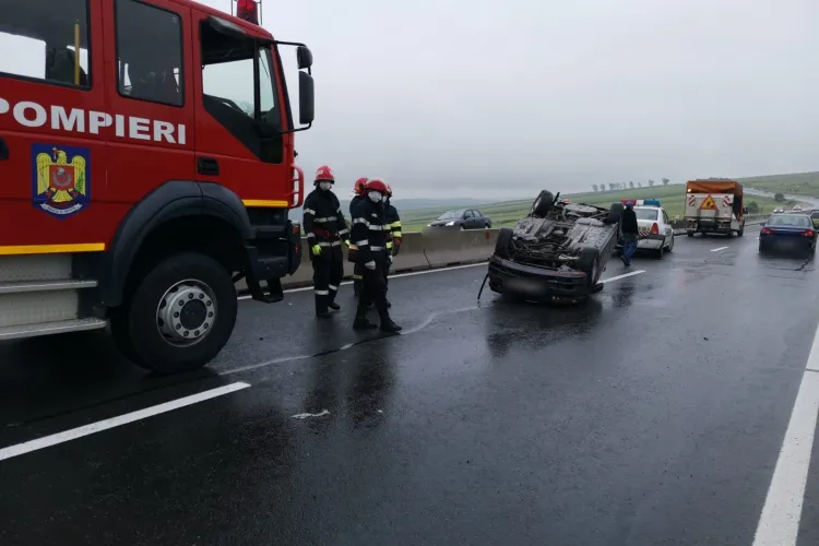 Viteză și inconștiență! S-a răsturnat cu mașina la Tureni - FOTO   
