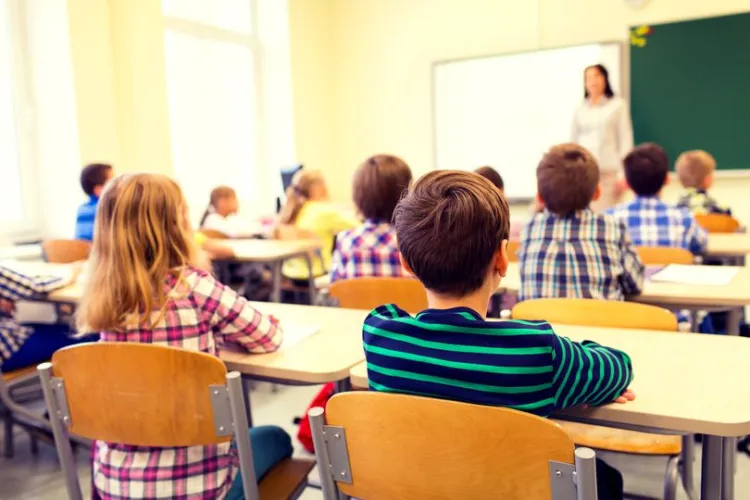 Studiu: 55% dintre părinți doresc revenirea la cursurile față în față, iar 31% optează pentru sistemul hibrid   