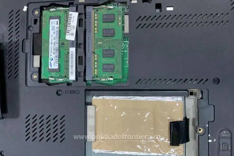 Lingouri și monede găsite la Aeroportul Cluj în laptopul unui turist român - VIDEO   