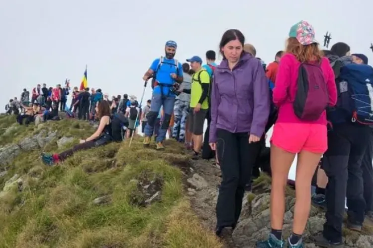 Aglomerație la munte! Coadă pentru o poză pe Vârful Moldoveanu - FOTO si VIDEO