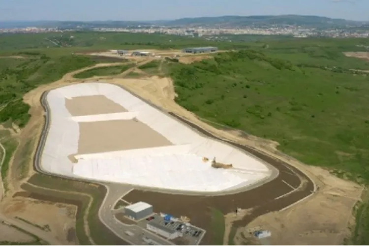 Pentru a nu deveni nepopular, Boc subvenționează salubritatea pentru a nu crește prețurile. De fapt tot clujenii plătesc