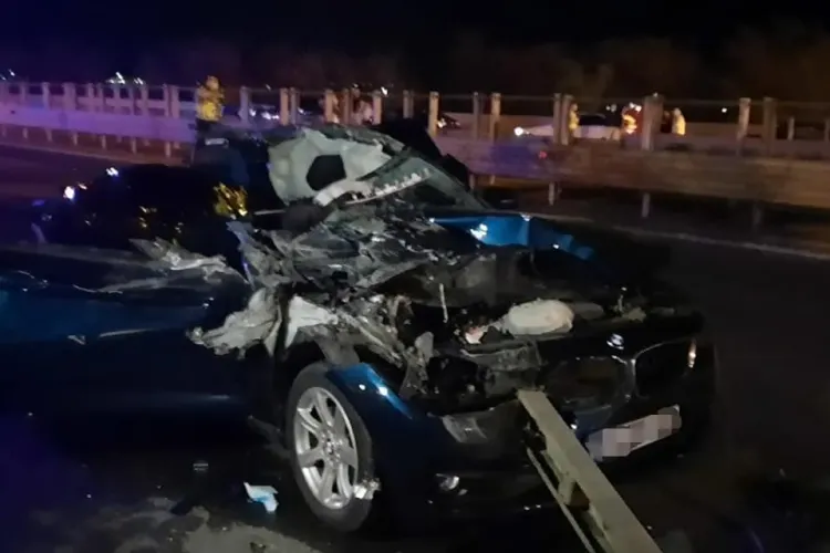 Copil de doi ani din Cluj mort în accident pe Autostrada A1 București-Pitești. Un TIR a tăiat calea BMW -ului - VIDEO