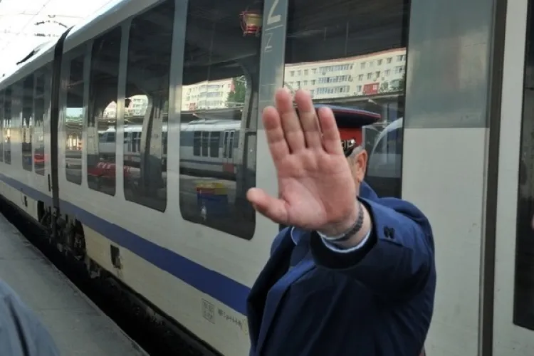 Controlori cercetați penal după ce au bătut un clujean și l-au dat jos din tren 
