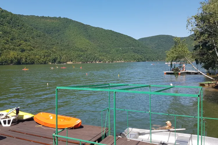 Bărcile cu motoare tradiționale, interzise pe Tarnița și Beliș. Ce ambarcațiuni sunt permise pe lacurile clujene - VIDEO