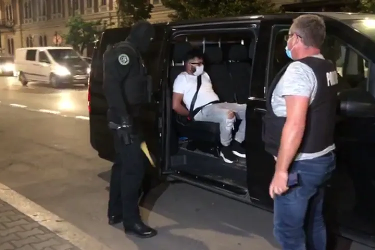 Primele imagini cu criminalul tinerei din Gheorgheni. Mustafa a fost adus la Cluj încătușat. Nu a zis nimic - VIDEO