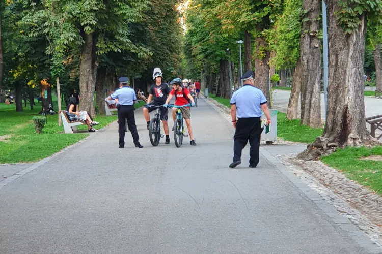 E interzis cu bicicletele / trotinetele electrice în parcurile clujene, dacă stânjenesc pietonii - VIDEO   