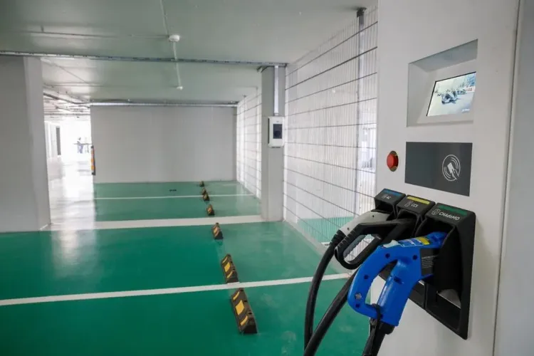 S-a mai finalizat un parking în Mănăștur. Are teren de sport, terasă și loc de joacă FOTO