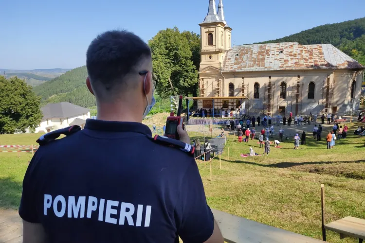 Care este atmosfera la Mănăstirea de la Nicula! Nu mai e publicul de anii trecuți cum se așteptau preoții - FOTO