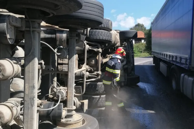 ATENȚIE, șoferi! Trafic îngreunat pe drumul spre Oradea. Un TIR plin cu pietriș s-a răsturnat pe marginea drumului FOTO