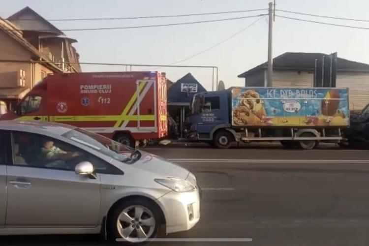 Accident între un microbuz și un camion în Someșeni. Mai multe persoane au ajuns la spital VIDEO 