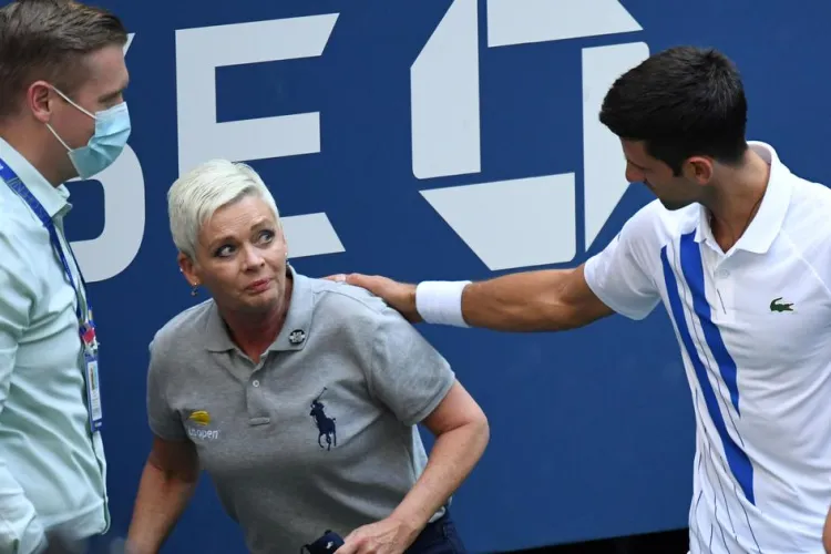 Djokovic a fost descalificat de la US Open după ce a lovit cu mingea o femeie arbitru. Ce sancțiuni a primit