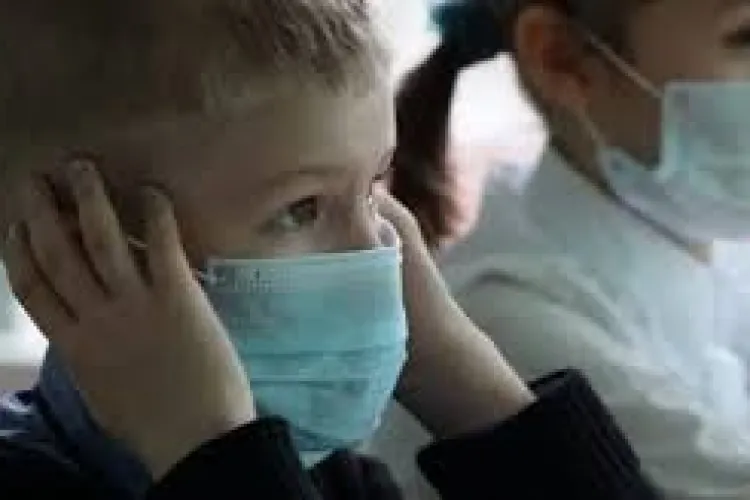 Rafila propune ca elevii să folosească măștile și în casă, dacă intră în contact cu bunicii   