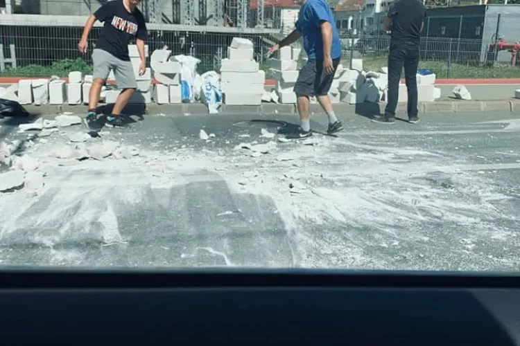 Dorel la treabă în Piața Cipariu! A răsturnat remorca cu BCA - FOTO